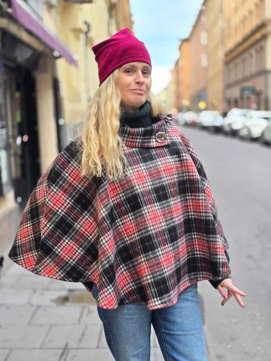 Poncho ull svart/röd rutig | Rino - Bild 4