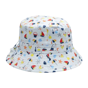 Solhatt med UPF50+ solskydd - Ljusblå med strandmotiv (Banz Seaside)